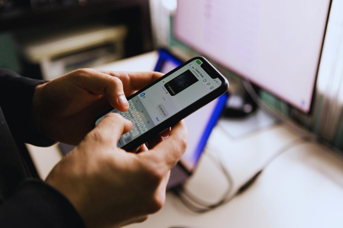 WhatsApp, il trucco segreto per sapere dove si trovano i tuoi contatti in tempo reale